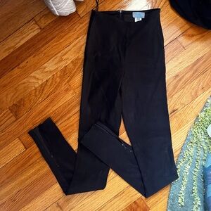 Shows off every curve! Gorgeous black leggings…perfect condition